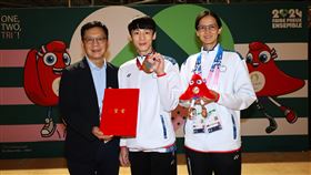 教育部張廖萬堅政務次長頒發總統賀電給巴黎帕運奪銅的跆拳道好手蕭翔文與教練吳燕妮。（圖／體育署提供）