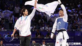 蕭翔文與教練吳燕妮奪銅後攜手戴著會旗繞場慶祝。（圖／記者蔡厚瑄攝影）