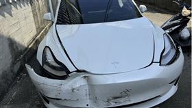 台中情侶吵架！男友暴怒開特斯拉撞斷路燈