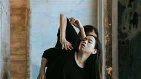 驫舞劇團與王榆鈞共同於馬祖梅石特約茶室發展作品〈聲體．景身〉的創作現場。