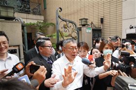 ▲柯文哲住處30日遭檢廉搜索，並隨檢廉人員步出門外（圖／記者趙于瑩攝影)