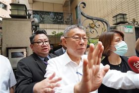 ▲柯文哲住處30日遭檢廉搜索，並隨檢廉人員步出門外（圖／記者趙于瑩攝影)