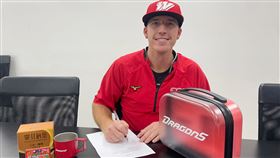 ▲泰迪正式與味全簽約。（圖／味全龍提供）