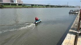 北市士林區迎星碼頭昨天發生一起落水意外，一名參與2024台北國際滑水公開賽舞台搭建的許姓男工人（24歲）疑因天氣太熱，趁中午休息時間下水解暑，卻因此失蹤，警消人員獲報後展開搜救，今天上午在社子大橋附近水域尋獲許男遺體。