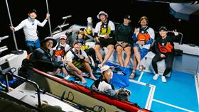 本集七位藝人海上長征目標挑戰70公里，由台東划向綠島。(圖／三立提供）