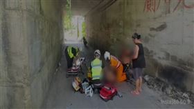 花蓮新城鄉29日發生一起離譜死亡車禍，海巡署第一二岸巡隊花蓮和平安檢所邱姓男子（33歲）開車行經一處涵洞時，不慎輾斃一名江姓男子（59歲），事發後邱男肇事逃逸，還把行車紀錄器格式化滅證，同車的簡姓同事也協助隱匿犯行，直到警方出示監視器畫面，2人才認罪。