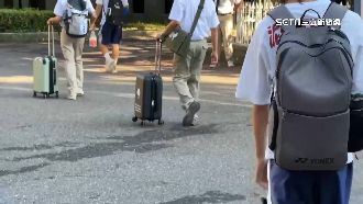 國中小早自習禁考試　開學日拖行李箱裝書