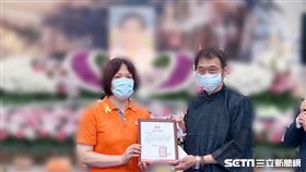 貧嬤怨國小沒讀完　告別式兒淚收畢業證書／受訪者提供