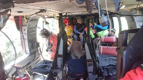 南投郡大溪，溪水暴漲，6男1女受困，空勤直升機滯空吊掛(圖／翻攝畫面)