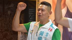 林佳龍為黃俊哲站台拚選情民進黨新北市長候選人林佳龍（右）10日晚間與同黨市議員參選人黃俊哲（左）到板橋北極壇參香，隨後並在廟口開講，籲請鄉親支持。中央社記者黃旭昇新北市攝  111年11月10日