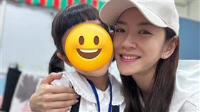 楊千霈（右）大女兒（左）左腿脛骨斷兩半。（圖／翻攝自楊千霈臉書）