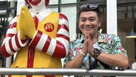 馬國畢被拍到當起搬家工人。（圖／翻攝臉書）