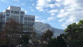 男警執勤時不慎自傷，目前仍在救治中。（圖／翻攝自保一總隊三峽營區臉書）