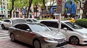 汽車違停人行道「掀後車箱」，他舉發失敗。（圖／翻攝自PTT）