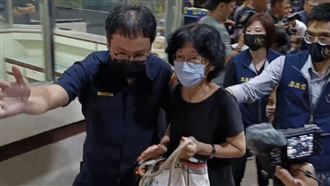 黃珊珊親自開車接人！陳佩琪偵訊後請回