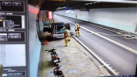 雪隧發生一起火燒車意外。（圖／翻攝畫面）