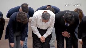 文 柯黨慌手腳1800