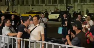 黑衣男小草北檢外罵髒話　民眾黨深夜發聲