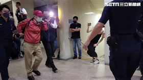 ▲京華城案，彭振聲第二次被傳喚，妻子首度露面。（圖／記者楊佩琪攝）
