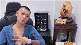 鳳梨準備「考房仲證照」。（圖／翻攝自鳳梨臉書）