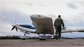 烏克蘭飛行員移訓丹麥操作F-16戰機英國國防部26日表示，第一梯次有經驗的烏克蘭戰鬥機飛行員在英國完成基礎課程後，目前在丹麥受訓實際操作F-16戰機。（英國國防部提供）中央社記者陳韻聿倫敦傳真  112年12月26日