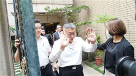 ▲柯文哲住處30日遭檢廉搜索，並隨檢廉人員步出門外（圖／記者趙于瑩攝影)