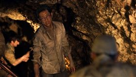 施名帥在劇中從領事人員淪為戰俘，必須和其他俘虜一起開挖隧道。（圖／Hami Video提供）