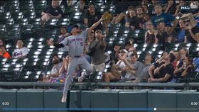 ▲大都會右外野手泰勒（Tyrone Taylor）跌進看台沒收界外球。（圖／翻攝自MLB官網）