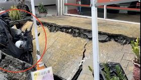 雲林斗六見天坑！人行道崩塌「吞2機車」
