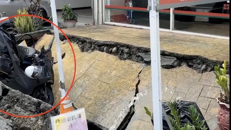 雲林斗六見天坑！人行道崩塌「吞2機車」