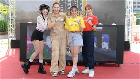 筠熹（左起）、張文綺、錢薇娟跟宜芳出席記者會。（圖／三立提供）