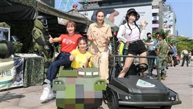 宜芳(左起)、張文綺、錢薇娟跟筠熹現場合照。（圖／三立提供）