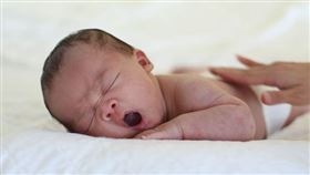 嬰兒趴睡／pixabay