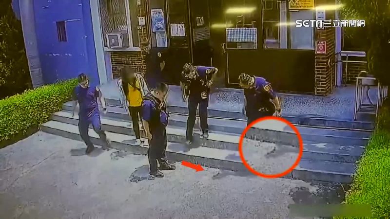 女驚叫有眼鏡蛇嚇倒彈　警如臨大敵捕蛇戰