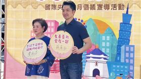 陳淑芳（左）與蔣萬安合體快閃呼籲失智友善行動。（圖／記者簡浩正攝影）