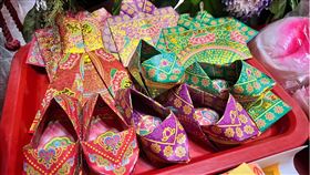 ▲可向城隍夫人求「幸福鞋」祈求感情順利。（圖／記者林瓊玉攝影）