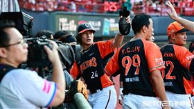 ▲統一獅新秀林培緯游擊方向滾地球送回陳傑憲，打回中職生涯首分打點。（圖／記者劉彥池攝影）