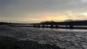 快訊／高雄大津橋河水暴漲！6民眾一度受困沙