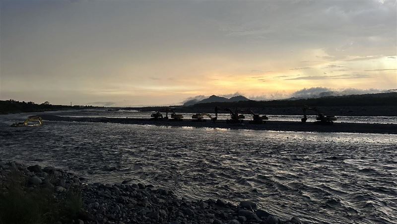 新／高雄大津橋河水暴漲！6人一度困沙洲