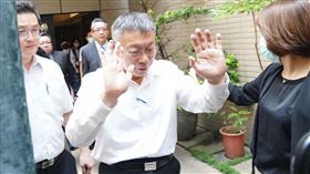 ▲柯文哲住處30日遭檢廉搜索，並隨檢廉人員步出門外（圖／記者趙于瑩攝影)