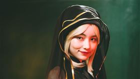 黑嘉嘉換裝成為學生幻想的魔法師。（圖／CATCHPLAY+提供）