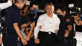 檢察官認為柯文哲有羈押之必要，晚間6點多諭令聲押禁見，若柯遭裁決羈押，民眾黨接下來面臨「要不要開除其黨籍」的難題。（圖／鏡週刊提供）