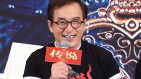 成龍現身法國傳遞聖火。（圖／翻攝自微博）