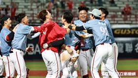 ▲味全龍二壘手李凱威敲出再見安打送回林孝程。（圖／記者劉彥池攝影）