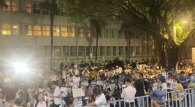 柯文哲遭聲押禁見！場外小草崩潰（圖／翻攝畫面）