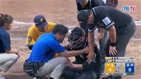 ▲主審王俊宏被擦棒球擊中後平野惠一上前關心。（圖／翻攝自CPBLTV）