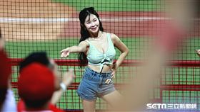 ▲小龍女海灘風應援。（圖／記者劉彥池攝影）