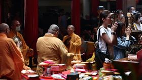 松山慈祐宮中元普渡活動（2）台北市松山慈祐宮18日下午舉辦中元普渡法會，現場準備各式供品祈求平安，法會舉辦同時亦有民眾參拜。中央社記者翁睿坤攝  113年8月18日