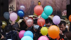 國中生割頸案告別式　眾人持氣球悼念新北市某國中校園命案被害少年25日出殯，告別式下午在板橋殯儀館舉行，現場親友持氣球悼念，神情哀戚。中央社記者趙世勳攝　113年1月25日