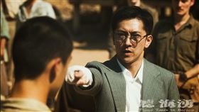 《聽海湧》施名帥（右）在戰後指控吳翰林犯下滔天惡行。（圖／公視提供）